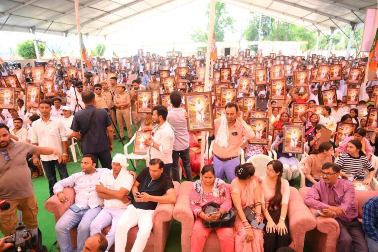 कस्बा दौराला में Sangeet Singh Som द्वारा आयोजित भारत रत्न एवं पूर्व प्रधानमंत्री Chaudhary Charan Singh जी की पुण्यतिथि कार्यक्रम में सरधना विधानसभा क्षेत्र से पहुंचे हजारों क्षेत्रवासियों को चौधरी साहब की तस्वीर सप्रेम भेंट की गई।