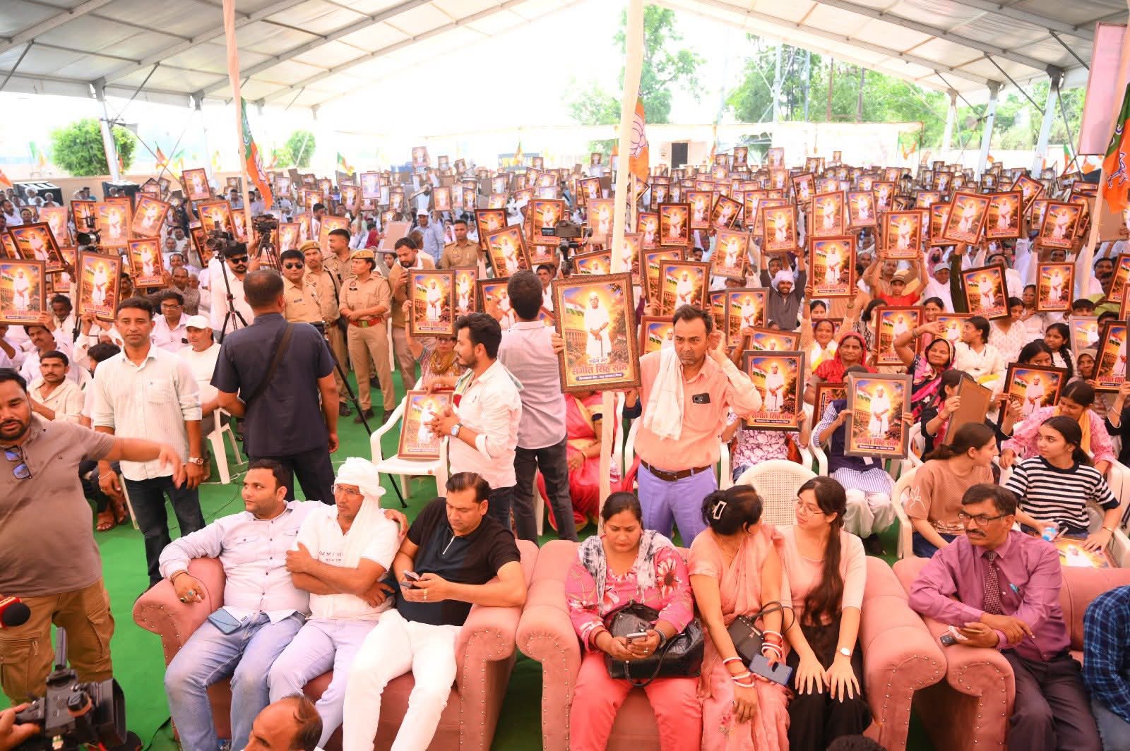 कस्बा दौराला में Sangeet Singh Som द्वारा आयोजित भारत रत्न एवं पूर्व प्रधानमंत्री Chaudhary Charan Singh जी की पुण्यतिथि कार्यक्रम में सरधना विधानसभा क्षेत्र से पहुंचे हजारों क्षेत्रवासियों को चौधरी साहब की तस्वीर सप्रेम भेंट की गई।