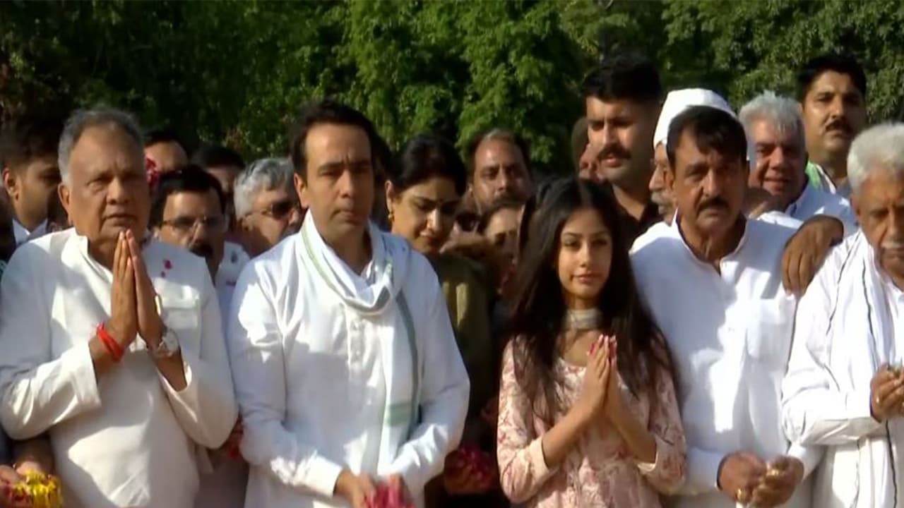 जयंत चौधरी ने चरण सिंह के निधन पर उन्हें श्रद्धांजलि दी।