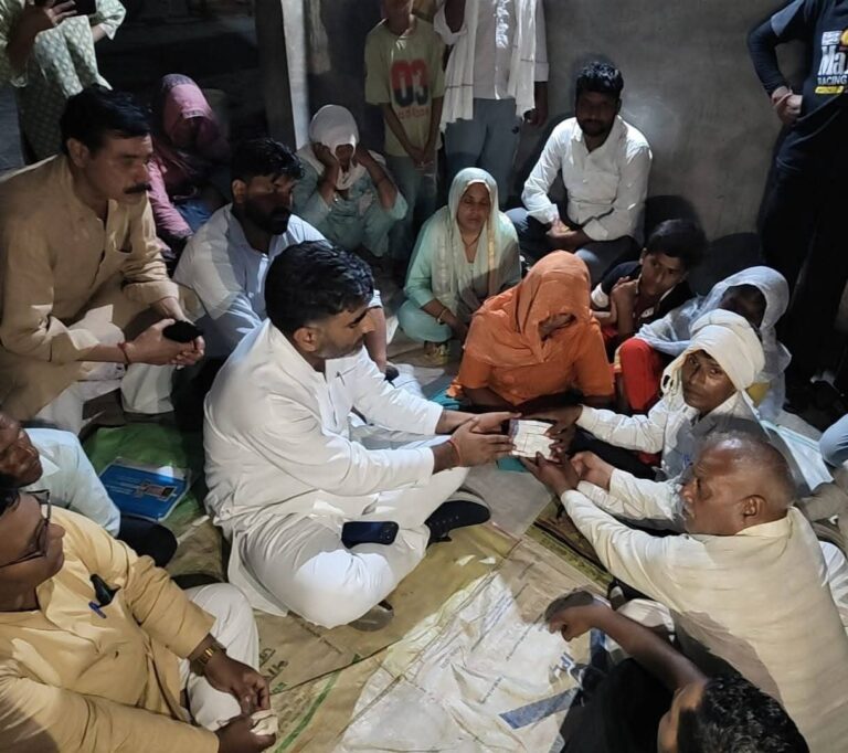 अनुष्का पाल के परिजनों से मिले अतुल प्रधान, 1 लाख रुपये की आर्थिक सहायता दी; 50 लाख मुआवजा और सरकारी नौकरी की मांग दोहराई।